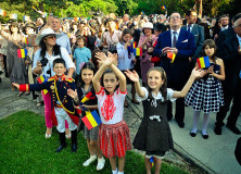 multime-ce-il-aclama-pe-regele-Mihai-I-650x431